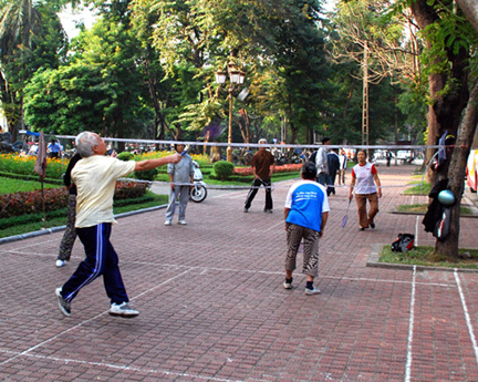 street-badminton-in-Hanoi